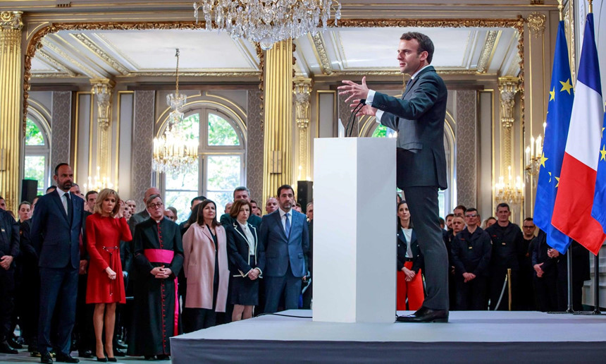 Ông Macron phát biểu trước các lính cứu hỏa tại Cung điện Élysée. "Đất nước và toàn thế giới đang theo dõi chúng ta và các bạn là những tấm gương", ông nói. Tổng thống Pháp thông báo tất cả sẽ nhận được huy chương vàng cho lòng can đảm. Ảnh: AFP/Getty.