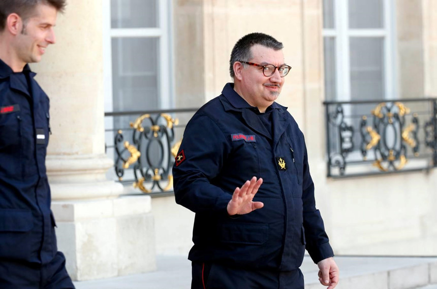 Sở trưởng Sở Cứu hỏa Paris Jean-Marc Fournier từng có mặt tại hiện trường vụ khủng bố tòa báo Charlie Hebdo và sơ tán những người sống sót khỏi cuộc tấn công khủng bố vào một siêu thị ở Paris. Ông cũng từng tham gia giải cứu mọi người khỏi vụ nổ súng năm 2015 tại nhà hát Bataclan. Ảnh: AP.