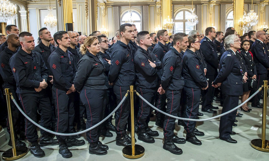 Người Pháp bày tỏ sự biết ơn sâu sắc với những người lính cứu hỏa. Họ mang chocolate và hoa đến các trạm cứu hỏa trên khắp thành phố và bắt tay các sĩ quan. Ảnh: AP.