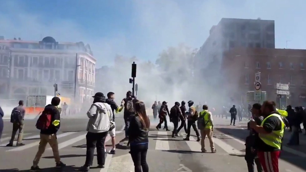 Bieu tinh ao vang keo dai sang tuan 22, hoi cay ngap duong pho Phap