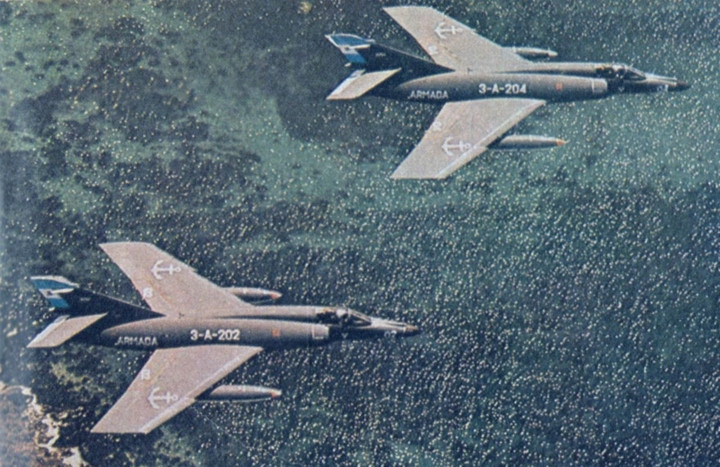 Khi cuộc chiến Falklands nổ ra, Argentina sở hữu lực lượng không quân mạnh nhất châu Mỹ Latinh, với hơn 400 máy bay chiến đấu, trong đó có hơn 100 chiến đấu cơ khá hiện đại vào thời đó là 14 chiếc Super Étendard và các máy bay như A4 Skyhawk. Việc này khiến cho Hải quân Anh dè dặt trong tác chiến. (Ảnh AP)
