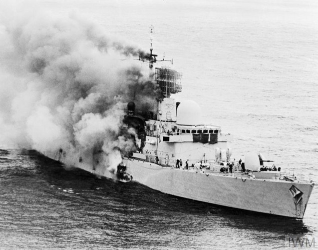 Hải quân Anh sớm nhận tổn thất khi chiến hạm HMS Sheffield bị đánh chìm ngày 04/05/1982 do tên lửa Exocet gây ra.Việc này khiến cho quân đội Anh dè dặt và tiến hành nhiều nhiệm vụ nhằm tiêu diệt các máy bay của Argentina nhưng bất thành. (Ảnh Imperial War Museum)