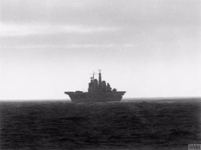 Ngày 05/04/1982, Tàu sân bay HMS Invincible rời cảng Portsmouth tiến về phía Nam Đại Tây Dương. Đây là một phần của lực lượng đặc nhiệm hải quân Anh. Lực lượng này nhanh chóng được tập hợp sau quyết định tham chiến của chính phủ bà Thatcher với khoảng 127 tàu các loại, bao gồm: 43 tàu chiến, 22 tàu hậu cần hải quân và 62 tàu thương mại được trưng dụng. (Ảnh Imperial War Museum)