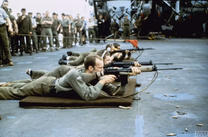 Công tác huấn luyện được thực hiện ngay trong suốt chuyến hải trình. Khoảng 27.000 binh sỹ, 5.000 tấn thiết bị và 70 máy bay được vận chuyển đến quần đảo Falklands. Ngày 25/04/1982, quân đội Anh thực hiện chiến dịch Paraquet đánh chiếm lại đảo Nam Georgia. Chiến dịch nhanh chóng kết thúc với phần thắng nghiêng về quân đội Anh, hải quân Argentina có 1 binh sỹ bị thiệt mạng và mất 1 tàu ngầm trong chiến dịch này. Phía quân Anh mất 2 máy bay trực thăng nhưng không có binh sỹ thiệt mạng. (Ảnh Imperial War Museum)