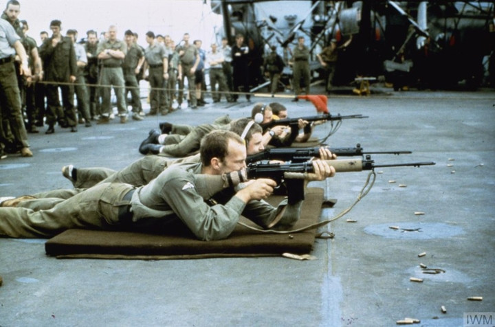 Công tác huấn luyện được thực hiện ngay trong suốt chuyến hải trình. Khoảng 27.000 binh sỹ, 5.000 tấn thiết bị và 70 máy bay được vận chuyển đến quần đảo Falklands. Ngày 25/04/1982, quân đội Anh thực hiện chiến dịch Paraquet đánh chiếm lại đảo Nam Georgia. Chiến dịch nhanh chóng kết thúc với phần thắng nghiêng về quân đội Anh, hải quân Argentina có 1 binh sỹ bị thiệt mạng và mất 1 tàu ngầm trong chiến dịch này. Phía quân Anh mất 2 máy bay trực thăng nhưng không có binh sỹ thiệt mạng. (Ảnh Imperial War Museum)