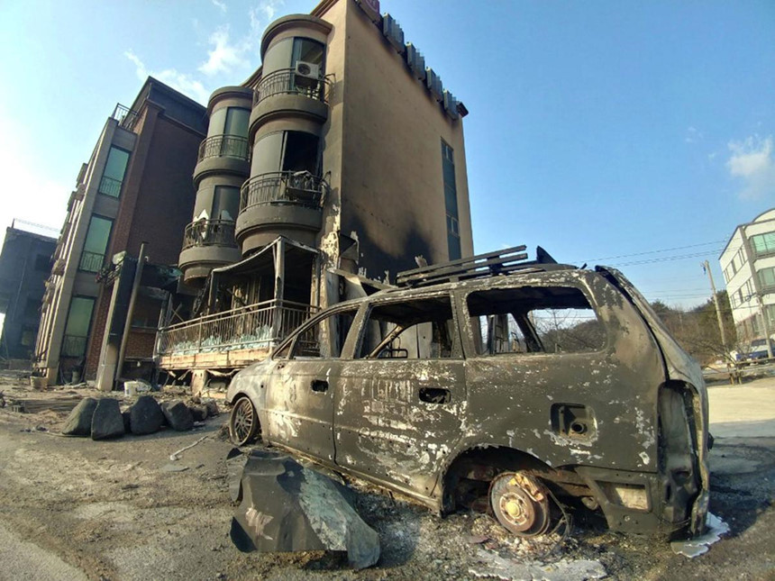 Reuters đưa tin cuối ngày 5/4, đám cháy đã thiêu rụi một diện tích 525 ha và khoảng 134 ngôi nhà, bảy nhà kho và các công trình khác, theo thông cáo của nhà chức trách. Khoảng 52 trường đã phải đóng cửa. Ảnh: Reuters.