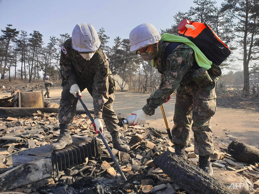 Binh lính Hàn Quốc đang dập tắt các đám lửa còn cháy âm ỉ dưới các đống đổ nát ở Goseong ngày 5/4. Hiện chưa phát hiện người nước ngoài thương vong liên quan đến vụ cháy. Bộ Ngoại giao Việt Nam đã chỉ đạo Đại sứ quán Việt Nam tại Hàn Quốc tiếp tục theo dõi vụ việc để có các biện pháp bảo hộ công dân trong trường hợp cần thiết. Ảnh: AFP.