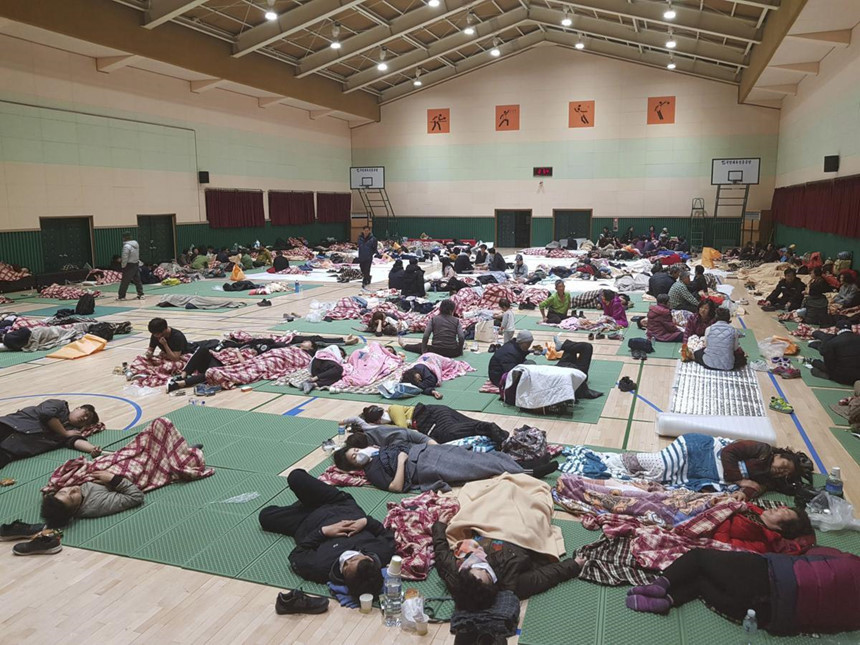 Chỉ còn 275 người trong tổng số khoảng 4.000 người sơ tán vẫn còn ở lại các trường học và các sân thể thao. Trong ảnh, người sơ tán đang nằm nghỉ tại một trung tâm cứu trợ ở Sokcho, tỉnh Gangwon ngày 5/4. Ảnh: Reuters.