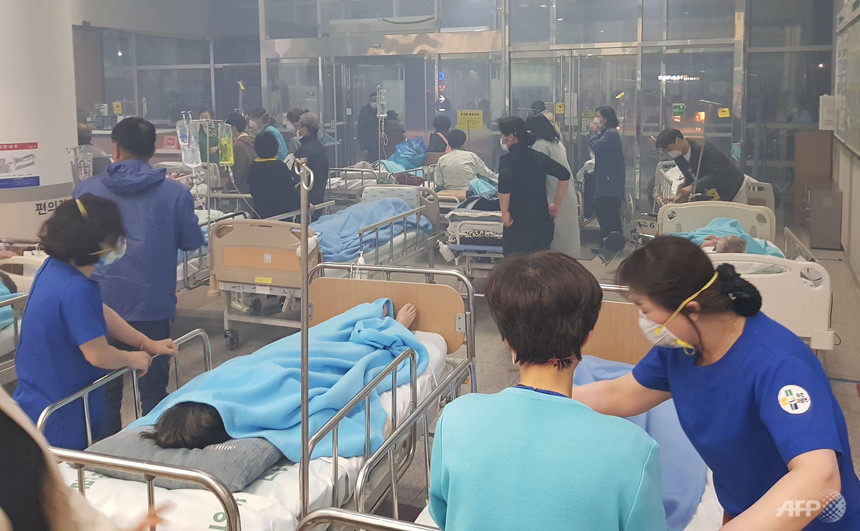 Cảnh một bệnh viện ngày 4/4 nơi các nạn nhân phải sơ tán các đám cháy ở Sokcho được đưa tới. Ảnh: AFP.