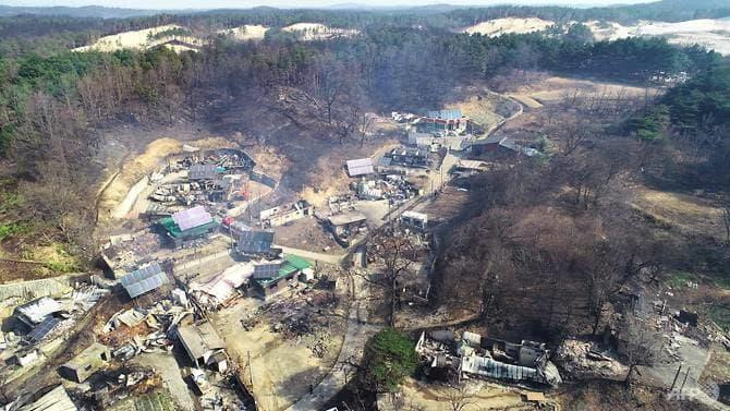 Một ngôi làng bị lửa tàn phá ở Sokcho ngày 5/4. Tổng thống Hàn Quốc Moon Jae In đã thăm các khu vực chịu ảnh hưởng nặng nề nhất ở Gangwon và gặp những người dân buộc phải rời bỏ nhà cửa. “Tôi hy vọng chúng ta chăm sóc đặc biệt cho những ai bị mất nhà cửa. Họ đã mất hết chỉ trong tích tắc và bây giờ chưa có thời gian để mà thở”, ông Moon nói với các quan chức. Ảnh: AFP.