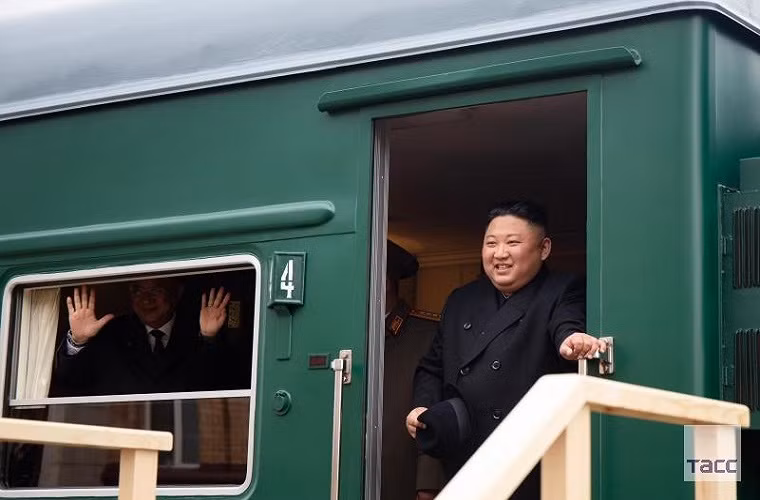 Hình ảnh Chủ tịch Kim Jong-un tại ga Khasan điểm dừng chân đầu tiên trong chuyến thăm chính thức Nga kể từ khi lên nắm quyền từ năm 2011. Ảnh: TASS.