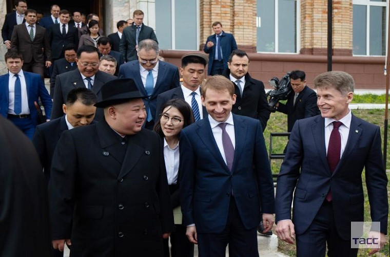 Sau khi dừng chân tại ga Khasan, đoàn tàu chở ông Kim Jong-un tiếp tục di chuyển đến thành phố Vladivostok (Viễn Đông) để họp thượng đỉnh với Tổng thống Vladimir Putin. Ảnh: TASS.