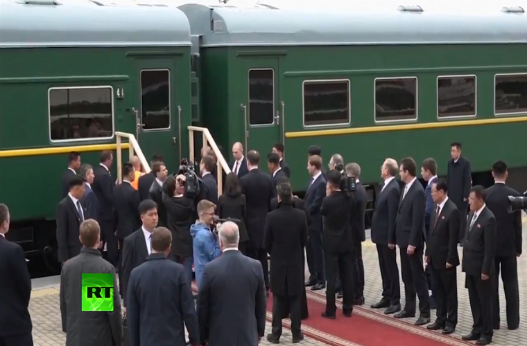 Đây là chặng dừng đầu tiên của ông Kim Jong-un trước khi tiếp tục hành trình 9 giờ đồng hồ nữa để đến thành phố Vladivostok, nơi ông sẽ có cuộc họp thượng đỉnh Nga-Triều với Tổng thống Nga Vladimir Putin vào ngày mai 25/4. Hiện tại đoàn tàu chở nhà lãnh đạo Triều Tiên đã đến Vladivostok vào lúc 18h30 hôm nay (theo giờ địa phương). Ảnh: RT.