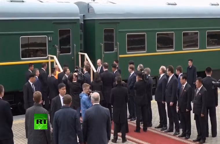 Đây là chặng dừng đầu tiên của ông Kim Jong-un trước khi tiếp tục hành trình 9 giờ đồng hồ nữa để đến thành phố Vladivostok, nơi ông sẽ có cuộc họp thượng đỉnh Nga-Triều với Tổng thống Nga Vladimir Putin vào ngày mai 25/4. Hiện tại đoàn tàu chở nhà lãnh đạo Triều Tiên đã đến Vladivostok vào lúc 18h30 hôm nay (theo giờ địa phương). Ảnh: RT.