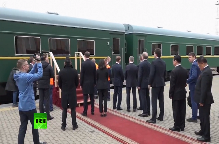 cMột số quan chức cấp cao của Chính phủ, cùng các quan chức của thành phố biên giới Khasan đã đón tiếp nhà lãnh đạo Triều Tiên tại nhà ga với những nghi thức truyền thống như tặng bánh mì và muối. Ảnh: RT.