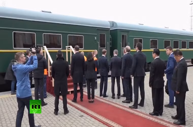 cMột số quan chức cấp cao của Chính phủ, cùng các quan chức của thành phố biên giới Khasan đã đón tiếp nhà lãnh đạo Triều Tiên tại nhà ga với những nghi thức truyền thống như tặng bánh mì và muối. Ảnh: RT.