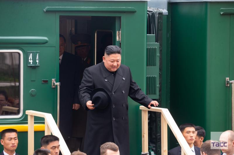 Sáng nay, ngay khi xuống ga Khasan, nhà lãnh đạo Kim Jong-un nói rằng: “Tôi rất vui mừng khi đặt chân lên đất Nga. "Chuyến thăm này không phải chuyến thăm Nga cuối cùng của tôi. Đây mới chỉ là bước đi đầu tiên trong phát triển mối quan hệ song phương", Chủ tịch Kim Jong-un nói. Ảnh: TASS.