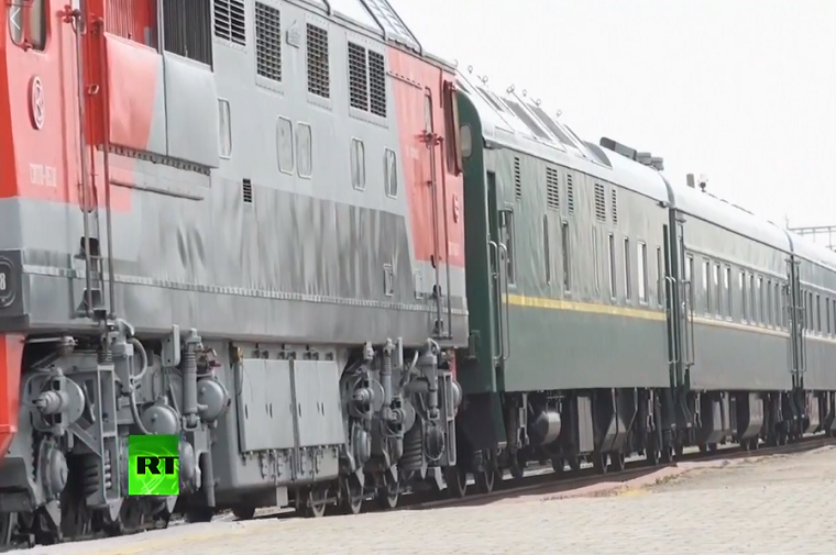 Hình ảnh đoàn tàu bọc thép nhà lãnh đạo Kim Jong-un đã trở nên quá quen thuộc với truyền thống quốc tế, khi đây là phương tiện di chuyển chính của ông Kim trong các chuyến công du nước ngoài mà gần đây nhất là đến Việt Nam tham dự Hội nghị Thượng đỉnh Mỹ-Triều lần 2. Ảnh: RT.
