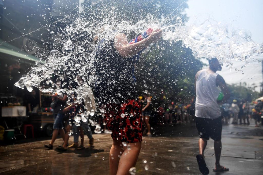 Một du khách bị té nước trong dịp lễ Songkran, hay năm mới của Thái Lan, trên đường Khaosan ở Bangkok. Khi mặt trời lặn, hàng chục nghìn người dự kiến sẽ nhảy dưới vòi rồng khổng lồ và pháo hoa ngoạn mục tại lễ hội S2O Songkran của Bangkok vào đêm 13/4.
