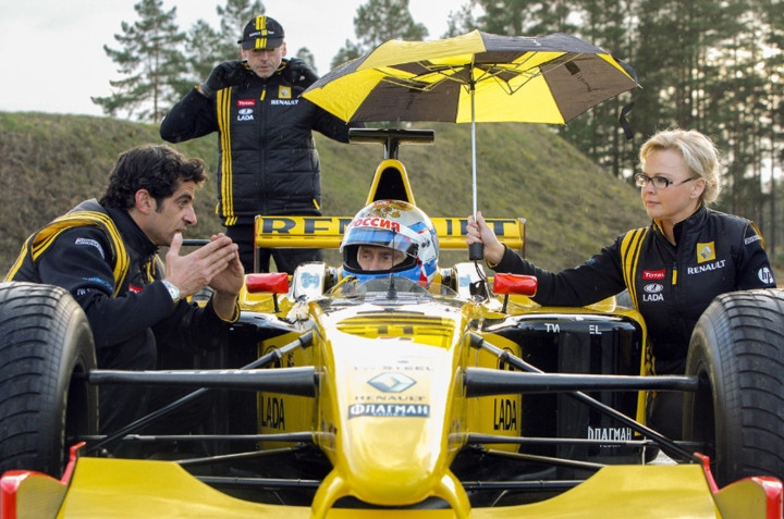 Cũng trong năm 2010, ông Putin từng cầm lái chiếc xe đua công thức 1, với vận tốc 240km/h.