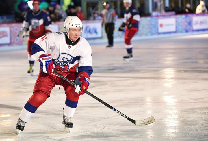 Không giống như Judo, hockey lại là môn thể thao mà ông Putin thích chơi trong thời gian gần đây. Ông bắt đầu làm quen với Hockey từ đầu năm 2011. Ông là thành viên của Hiệp hội Hockey đêm của Nga cùng nhiều chính trị gia và doanh nhân khác. Họ thường chơi hockey để gây quỹ từ thiện.