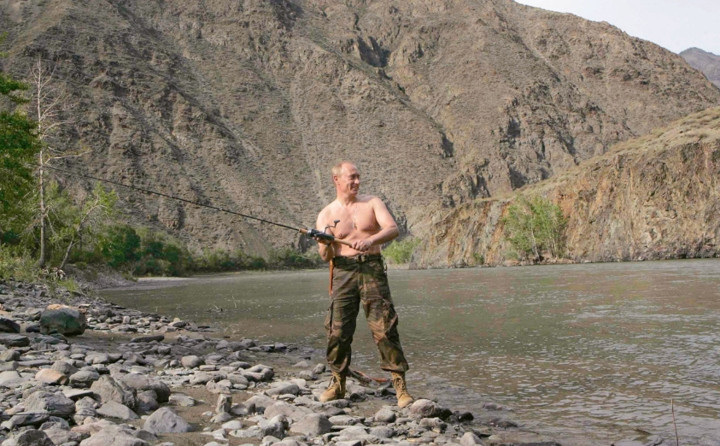 Ông Putin cũng thường đi câu cá vào những lúc rảnh rỗi (vô cùng hiếm hoi) của mình. Có lần ông Putin nói rằng: "Tôi rất thích đi câu cá và luôn cảm thấy rất hào hứng khi có cơ hội được ngồi với chiếc cần câu. Đôi khi công việc giúp tôi làm được điều đó, nếu không làm sao tôi có thể đi câu cá ở Mỹ với 2 vị Tổng thống Mỹ?".