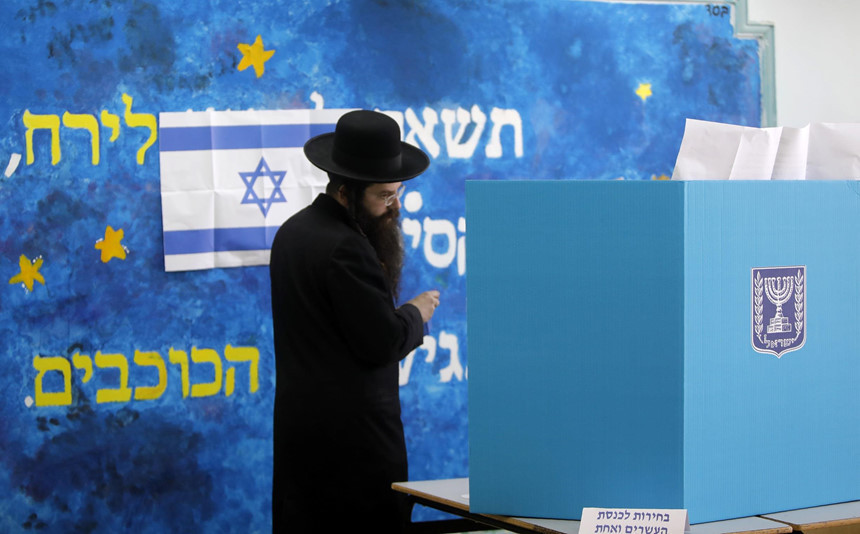 Một giáo sĩ Chính Thống giáo Do Thái bỏ phiếu tại Jerusalem. 6,4 triệu người đủ điều kiện sẽ đi bỏ phiếu ở 10.000 địa điểm trên khắp đất nước, bầu ra 120 nghị sĩ quốc hội. Ảnh: AFP.