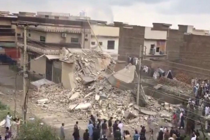 Pakistan dung thuoc no danh sap ngoi nha 3 tang chon vui khung bo