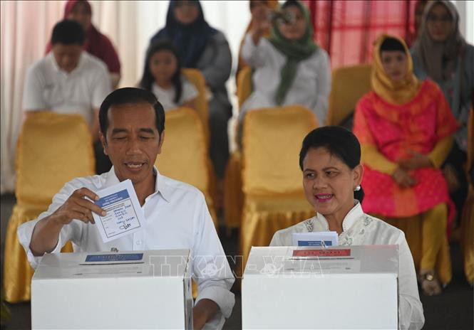 Bau cu Indonesia: Duong kim Tong thong Joko Widodo tam dan dau