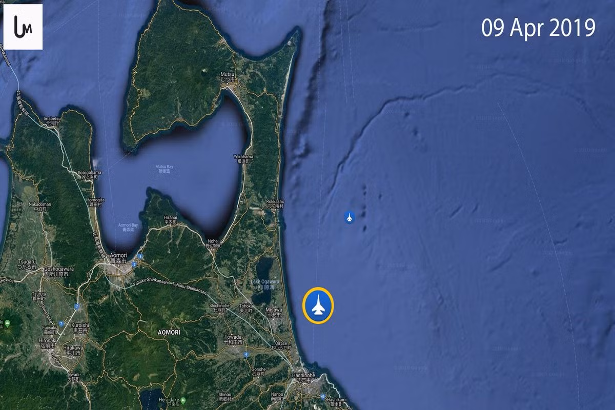 Dựa vào dữ liệu radar cuối cùng của chiếc F-35A, vị trí nó mất tích cách căn cứ Misawa khoảng 130km về phía đông bắc hướng ra Thái Bình Dương. Ở thời điểm mất tích chiến đấu cơ tàng hình Nhật Bản đang tham gia một buổi huấn luyện bay đêm thường xuyên với ít nhất 3 chiếc F-35A khác. Trong vòng tròn đỏ là vị trí được cho là khu vực F-35A Nhật Bản mất tích. Nguồn ảnh: Liveuamap.