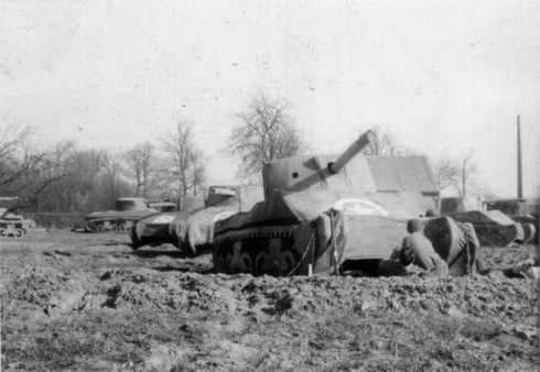 Để tạo nên hiệu ứng về một đội quân hùng hậu, lực lượng này đã triển khai các xe tăng, xe tải, pháo và các máy bay giả cũng như tạo ra âm thanh của một trận chiến thực thụ rồi phát qua loa phóng thanh có thể nghe được từ cách đó 24 km.