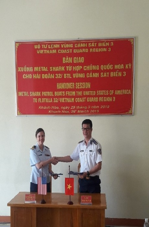 Theo thông tin từ Đại sứ quán Mỹ, cuối tháng 3 vừa qua phía Mỹ đã hoàn tất việc bàn giao 6 xuồng cao tốc Metal Shark 45 Defiant cho Hải đoàn 32, Cảnh sát biển Việt Nam tại Vùng 3 Khánh Hoà, đánh dấu thêm bước quan trọng trong việc hợp tác an ninh liên tục giữa hai nước. Nguồn ảnh: Đại sứ quán Mỹ tại Việt Nam