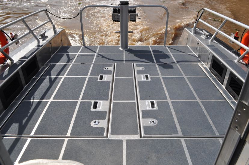 Phần đuôi xuồng Metal Shark 45 Defiant đây cũng là nơi đặt hệ thống động cơ. Nguồn ảnh: Metal Shark.