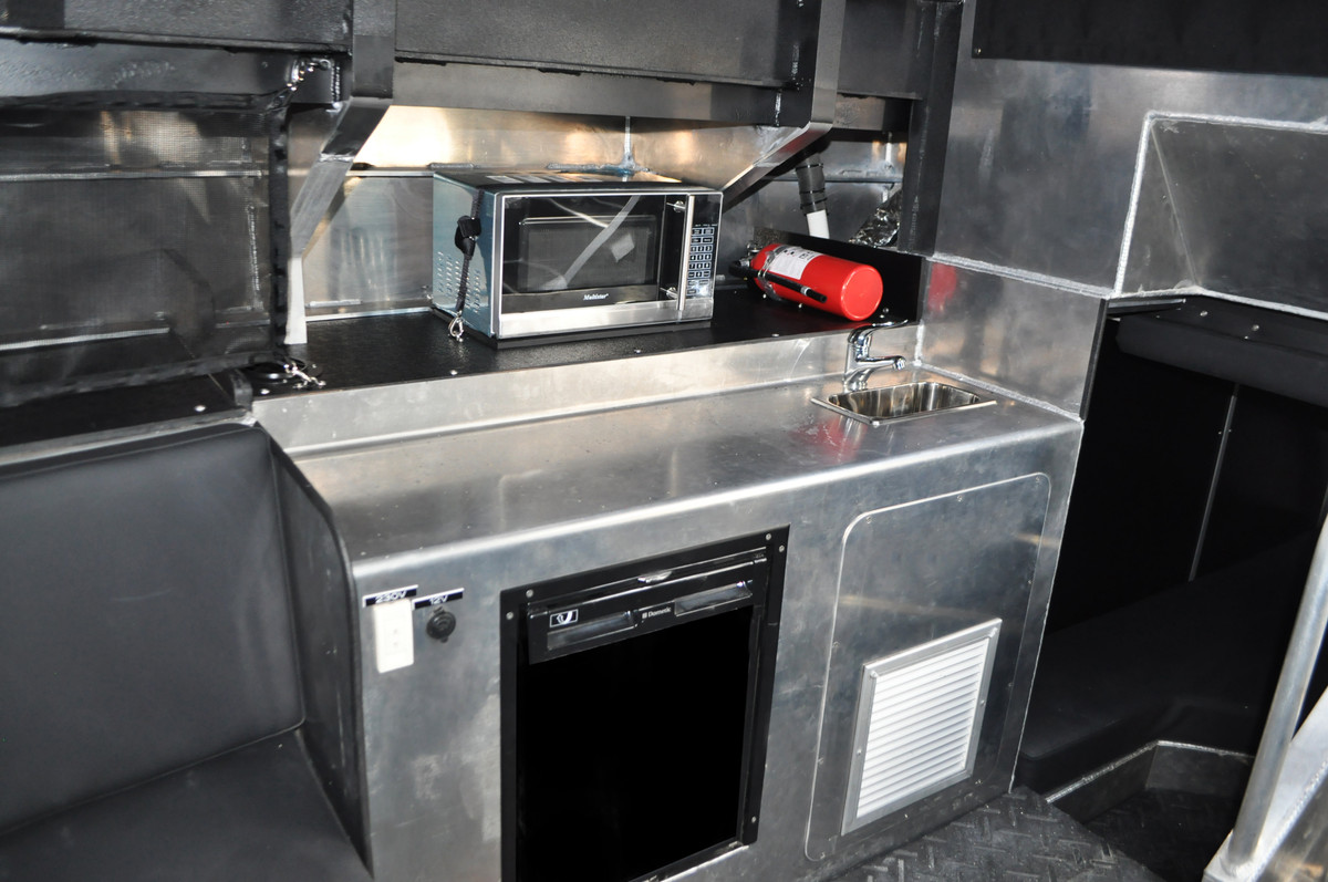 Trong ảnh là nhà bếp bên trong xuồng cao tốc Metal Shark 45 Defiant. Nguồn ảnh: Metal Shark.