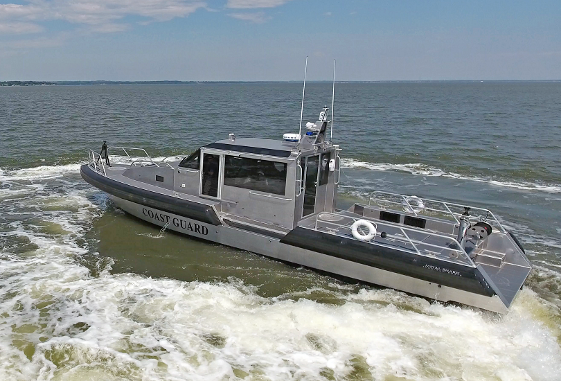 Theo đó phần đầu xuồng được bố trí sẵn bệ súng máy. Trong khi phía đuôi xuồng khá rộng rãi, có thể cung cấp thêm khoang chứa thuyền viên hoặc được sử dụng như kho chứa đồ. Nguồn ảnh: Metal Shark.