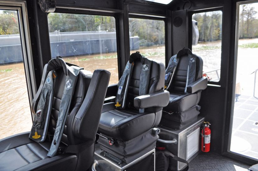 Nội thất phiên bản 45 Defiant rất hiện đại với ghế ngồi thiết kế đặc biệt có khả năng hấp thụ tác động của sóng biển lên thân tàu. Giải pháp này giúp thủy thủ đoàn đỡ mệt mỏi trong khi làm nhiệm vụ ở điều kiện biển động. Ảnh: Metal Shark Boats Nguồn ảnh: Metal Shark.