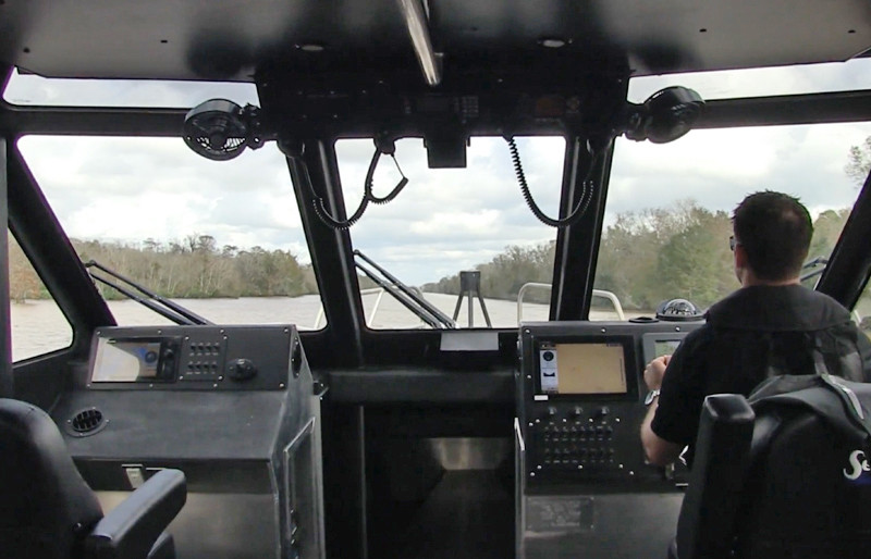 Khoang điều khiển của 45 Defiant được trang bị hệ thống điều khiển và thông tin liên lạc hiện đại giúp thủy thủ đoàn có thể thực hiện tốt nhiệm vụ tuần tra, thực thi pháp luật ở vùng biển ven bờ cũng như ngoài khơi. Nguồn ảnh: Metal Shark.