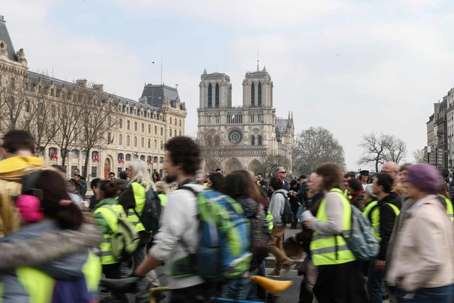 Nhà thờ Đức Bà chứng kiến đoàn người biểu tình “Áo khoác vàng” phản đối các chính sách của Tổng thống Emmanuel Macron vào tháng 3/2019. Ảnh: Getty Images.