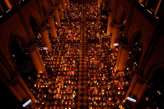 Một buổi thắp nến cầu nguyện trong dịp lễ Phục sinh ở Nhà thờ Đức Bà. Ảnh: Alamy.