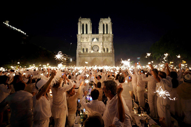 Bữa tối Trắng trước Nhà thờ Đức Bà năm 2011. Bữa tối Trắng là sự kiện đã diễn ra 30 năm trong đó những người tham gia cùng tới ăn tối, nhưng phải mặc đồ trắng và địa điểm chỉ được thông báo vào phút cuối. Ảnh: Reuters.