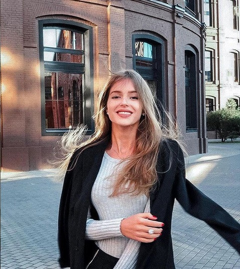 Ảnh đời thường của tân Hoa hậu rực rỡ, tràn đầy sức sống.