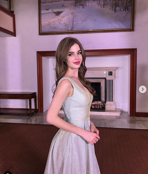 Vẻ đẹp sắc sảo của tân Hoa hậu Nga làm say đắm lòng người.