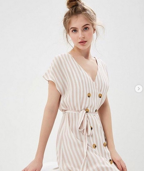 Alino sinh ra ở thị trấn cảng nhỏ Azov thuộc vùng Rostov. Cô là một họa sĩ nghiệp dư yêu thơ và ấp ủ ước mơ tổ chức các sự kiện văn học trong tương lai. Cô dự kiến đại diện cho Nga trong các cuộc thi Hoa hậu Thế giới và Hoa hậu Hoàn vũ diễn ra vào cuối năm nay.