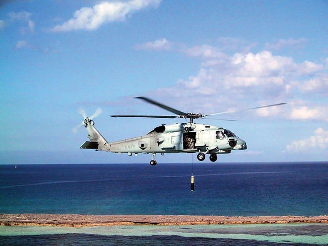 MH-60R được chế tạo với khả năng chịu được hỏa lực nhỏ và đạn nổ mạnh cỡ trung bình. Bình xăng được bọc giáp đề phòng trường hợp bị bắn thủng. Cánh quạt rotor chính có thể chịu được đạn 23 mm.
