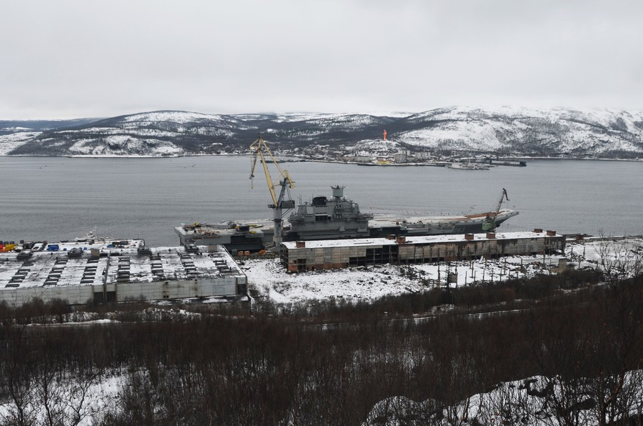 Trước đó vào ngày 30/10/2018, dock nổi PD-50 khi đang lai dắt tàu Đô đốc Kuznetsov thì xảy ra một sự cố mất điện nghiêm trọng, khiến dock nổi này chìm dần và suýt nữa thì kéo theo cả Đô đốc Kuznetsov. Sự cố này cũng khiến một cần cẩu 70 tấn ngã đổ lên boong tàu sân bay Nga để lại một lỗ hỏng khá lớn. Nguồn ảnh: Nikolay Zhuravlev.