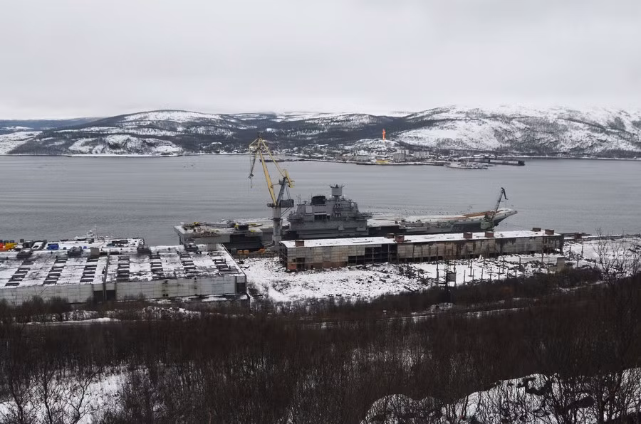 Trước đó vào ngày 30/10/2018, dock nổi PD-50 khi đang lai dắt tàu Đô đốc Kuznetsov thì xảy ra một sự cố mất điện nghiêm trọng, khiến dock nổi này chìm dần và suýt nữa thì kéo theo cả Đô đốc Kuznetsov. Sự cố này cũng khiến một cần cẩu 70 tấn ngã đổ lên boong tàu sân bay Nga để lại một lỗ hỏng khá lớn. Nguồn ảnh: Nikolay Zhuravlev.