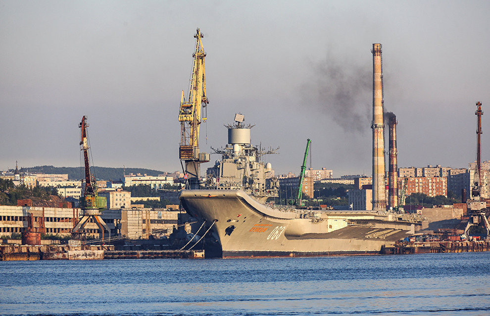 Giờ đây, chiến hạm lớn nhất của Hải quân Nga đang chờ đợi quyết định về của số phận của nó ở gần bức tường của Nhà máy sửa chữa thứ tàu biển số 35 tại vịnh Kola gần Murmansk. Còn ngành công nghiệp đóng tàu của Nga có vẻ như đã làm hết khả năng của mình... Nguồn ảnh: Arctic.ru.