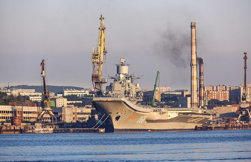 Giờ đây, chiến hạm lớn nhất của Hải quân Nga đang chờ đợi quyết định về của số phận của nó ở gần bức tường của Nhà máy sửa chữa thứ tàu biển số 35 tại vịnh Kola gần Murmansk. Còn ngành công nghiệp đóng tàu của Nga có vẻ như đã làm hết khả năng của mình... Nguồn ảnh: Arctic.ru.