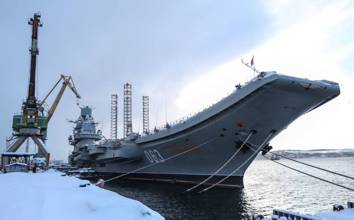 Theo tờ Izvestia dẫn các nguồn tin từ Hải quân Nga cho biết, nếu Bộ Quốc phòng và đại diện ngành công nghiệp đóng tàu Nga không tìm ra được tiếng nói chung trong việc thay thế dock nổi PD-50, thì nhiều khả năng đây sẽ là dấu chấm hết cho tàu sân bay duy nhất của Nga – Tàu Đô đốc Kuznetsov. Nguồn ảnh: Pavel Lvov.