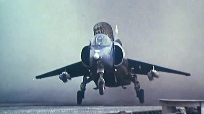 Bí quyết tạo nên tính năng trên nằm ở động cơ turbine phản lực Tumansky R-28 V-300 với 2 vòi phun đặt ở dưới đuôi và 2 động cơ phụ Rybinsk RD-38 lắp cùng ở sau buồng lái.